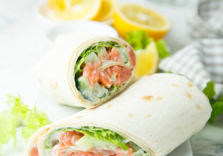 wrap con salmone lattuga e formaggio spalmabile