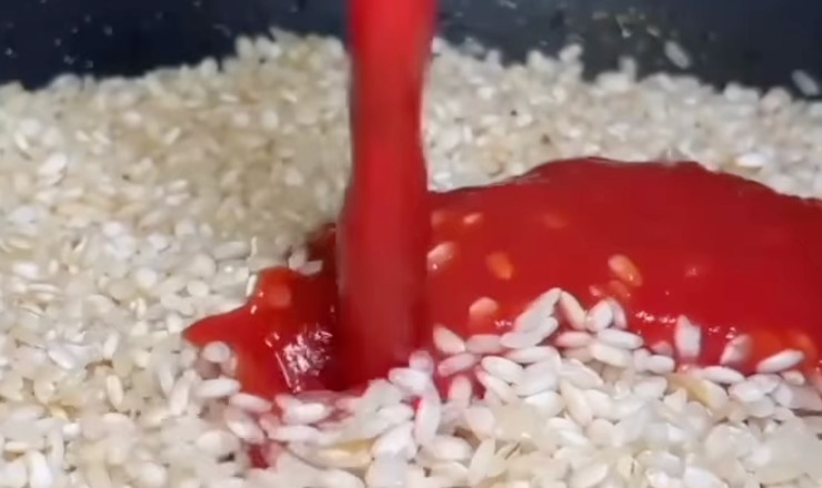padella con riso e sugo di pomodoro