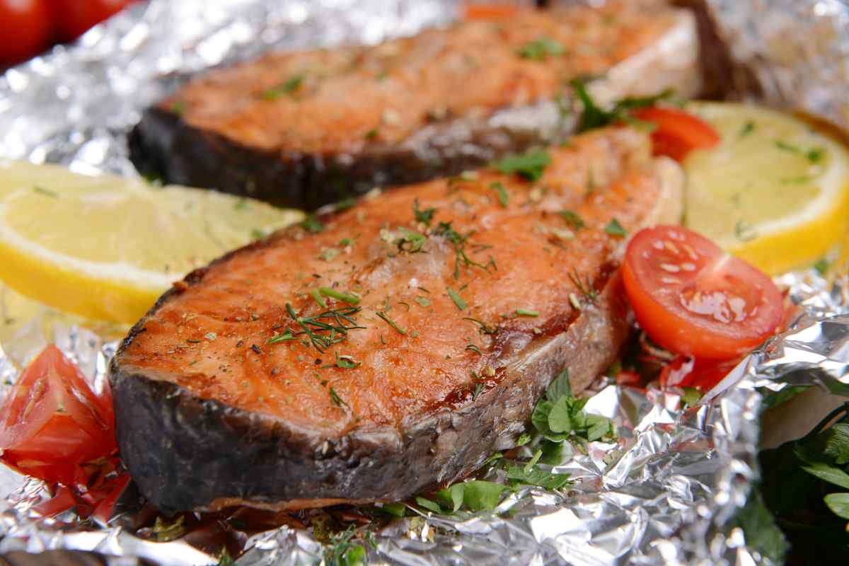salmone con pomodorini e limone nella carta stagnola