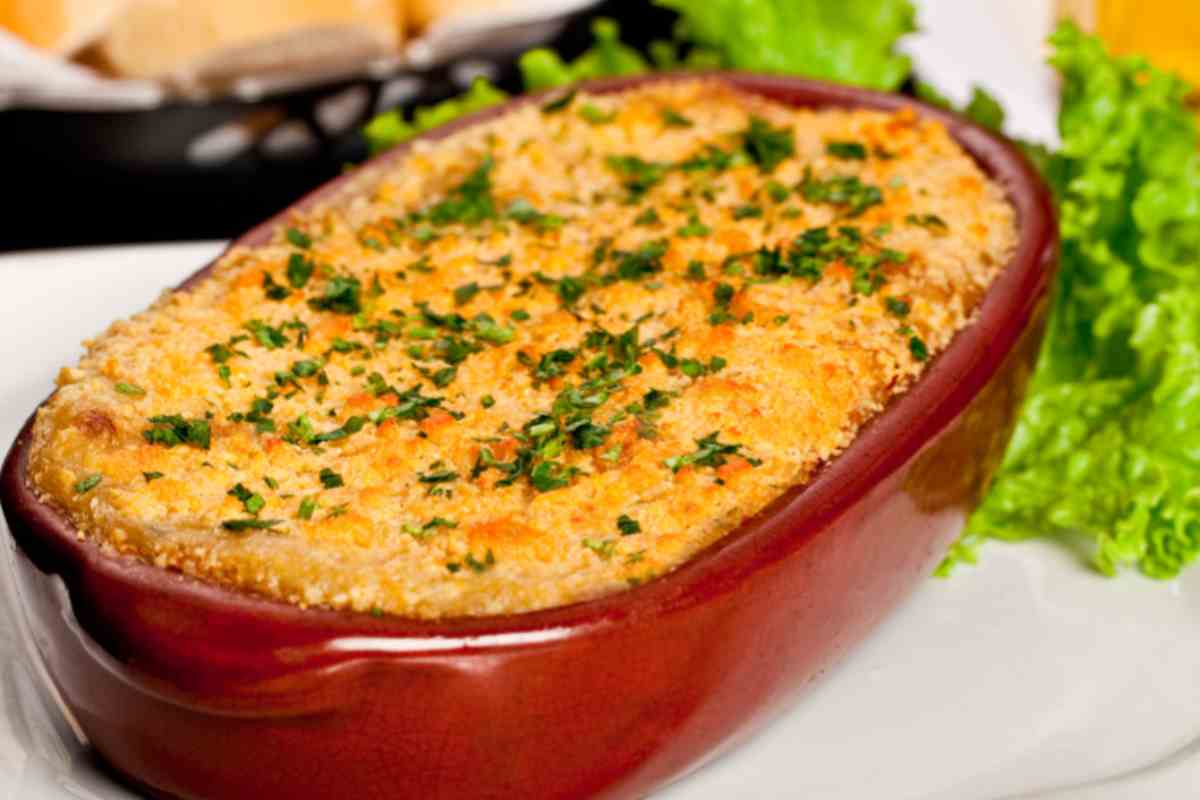 pirofila da forno con sbriciolata di patate dorate