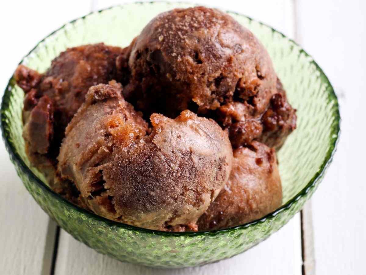 sorbetto al cacao in una ciotolina