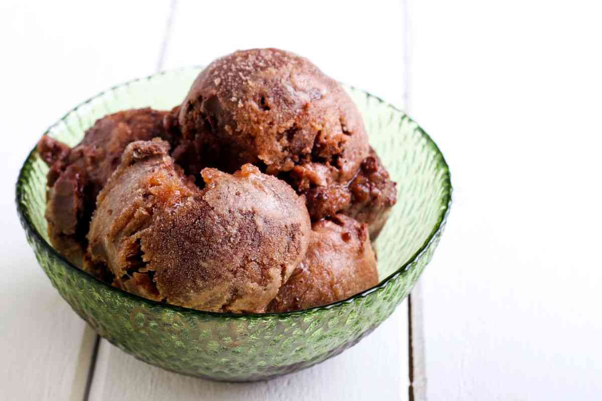 palline di sorbetto al cacao in una ciotola