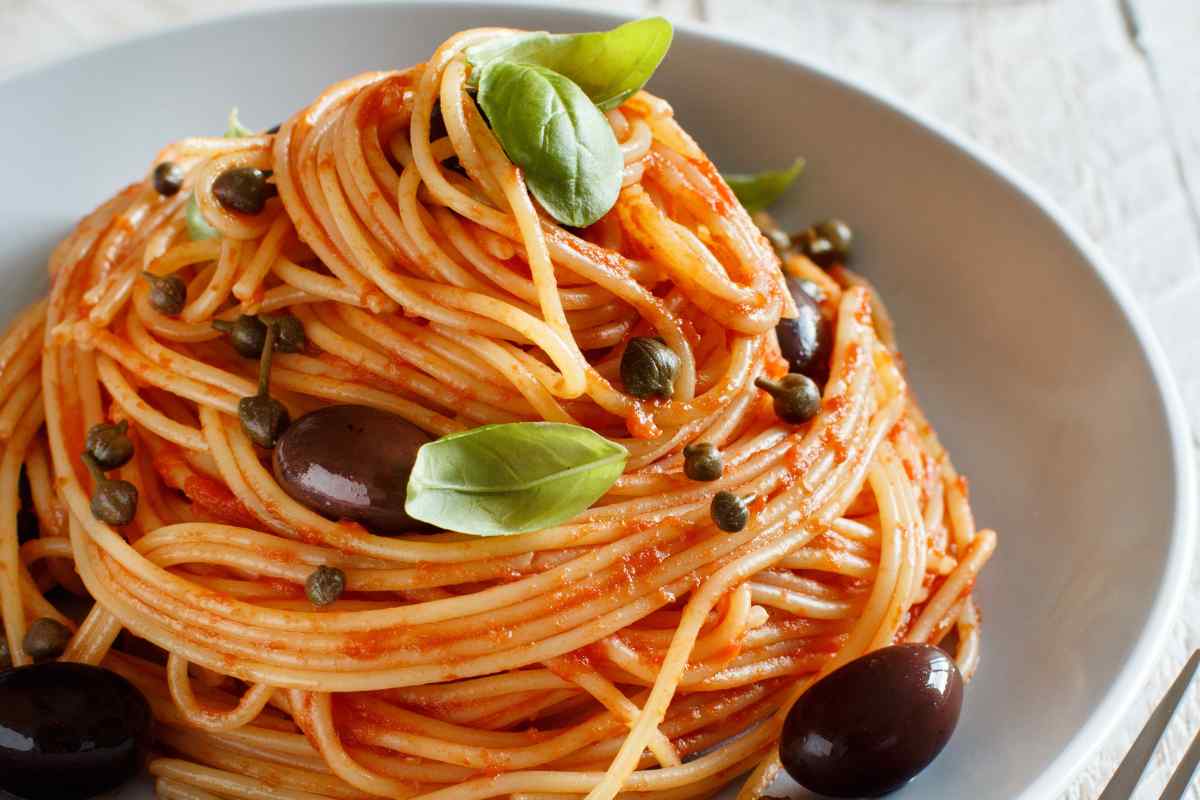 spaghetti pomodoro olive e capperi