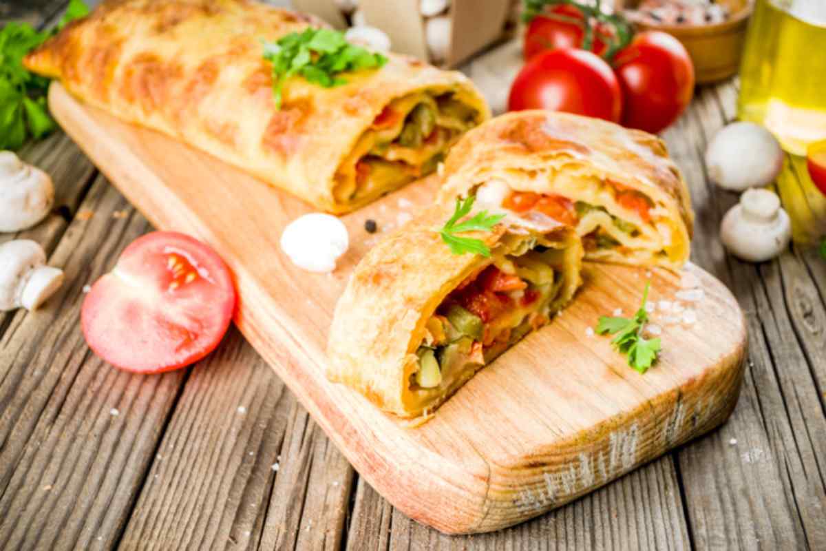strudel con verdure su di un tagliere