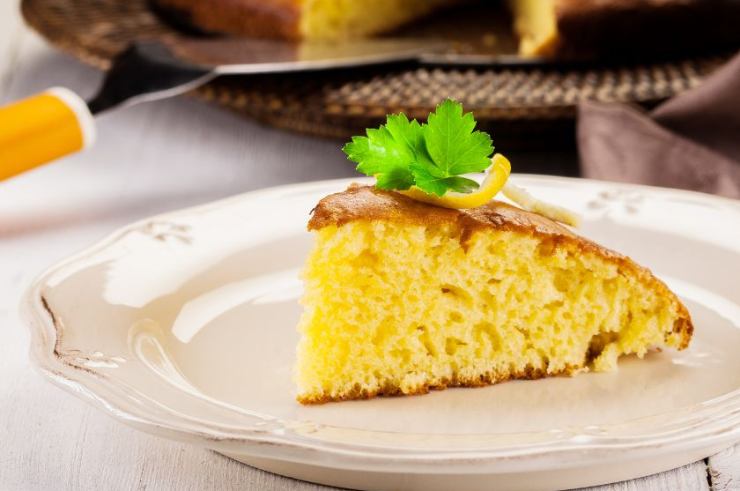 fetta di torta al limone con scorzetta
