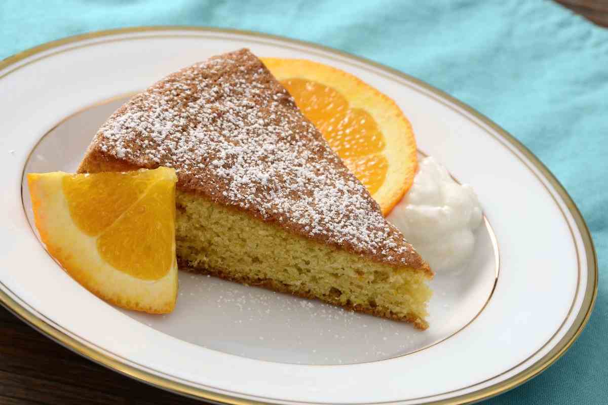fetta di torta soffice all'arancia