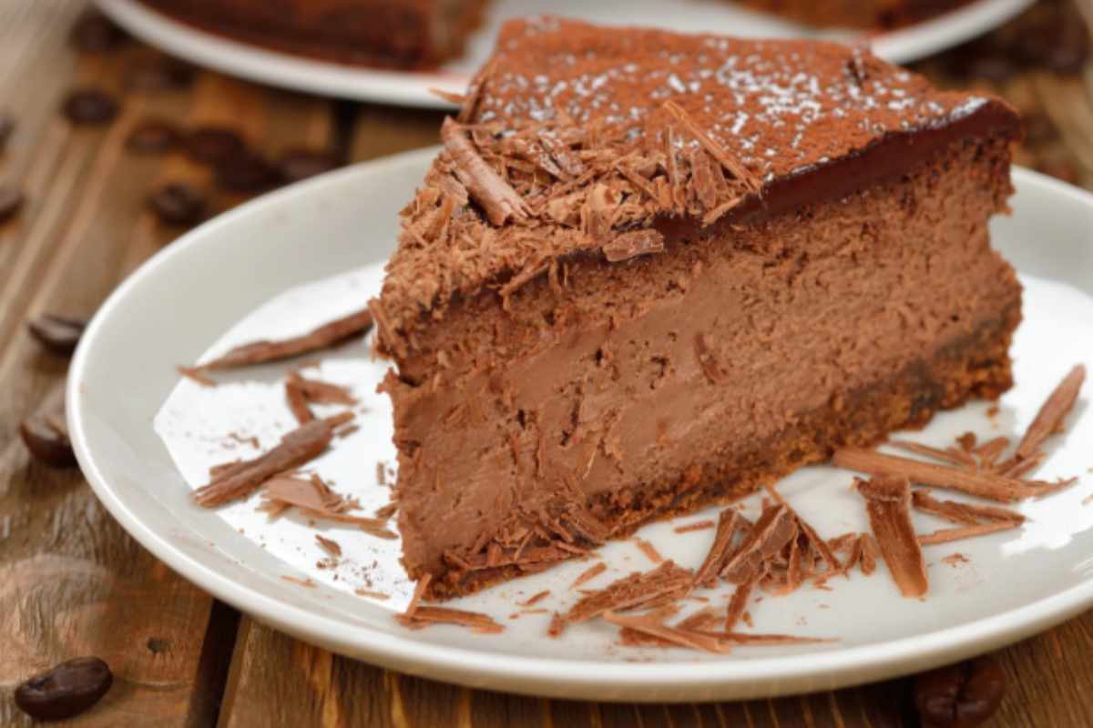 fetta di torta al cioccolato su un piatto