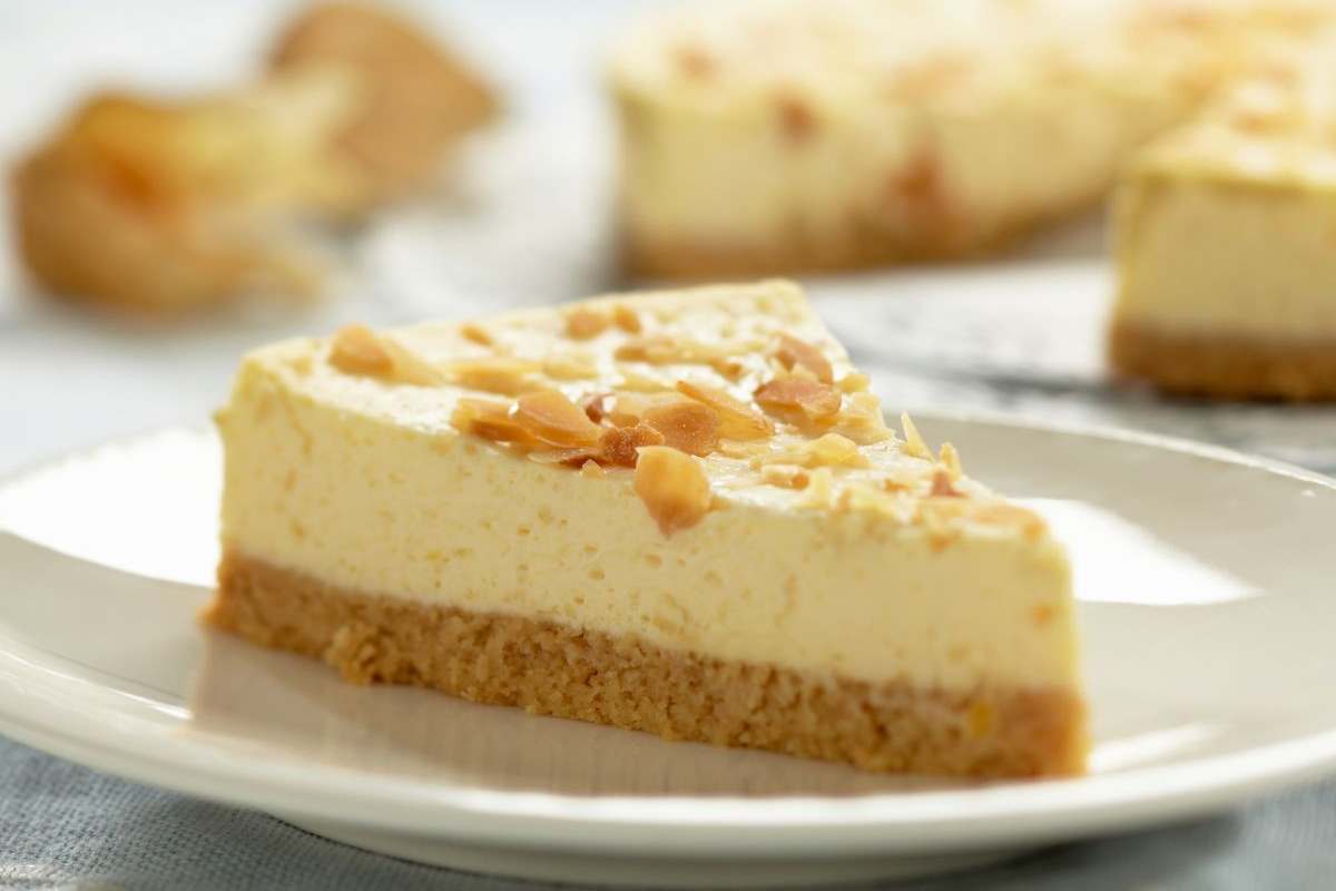 fetta di cheesecake con mandorle