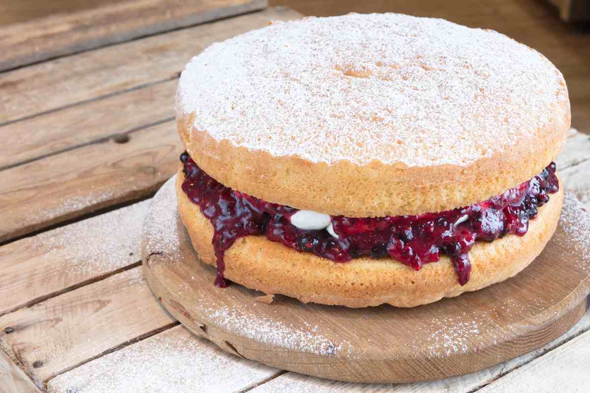 torta di pan di Spagna farcita con panna e lamponi