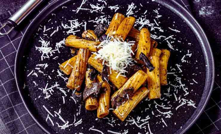 tortiglioni coi funghi nel piatto