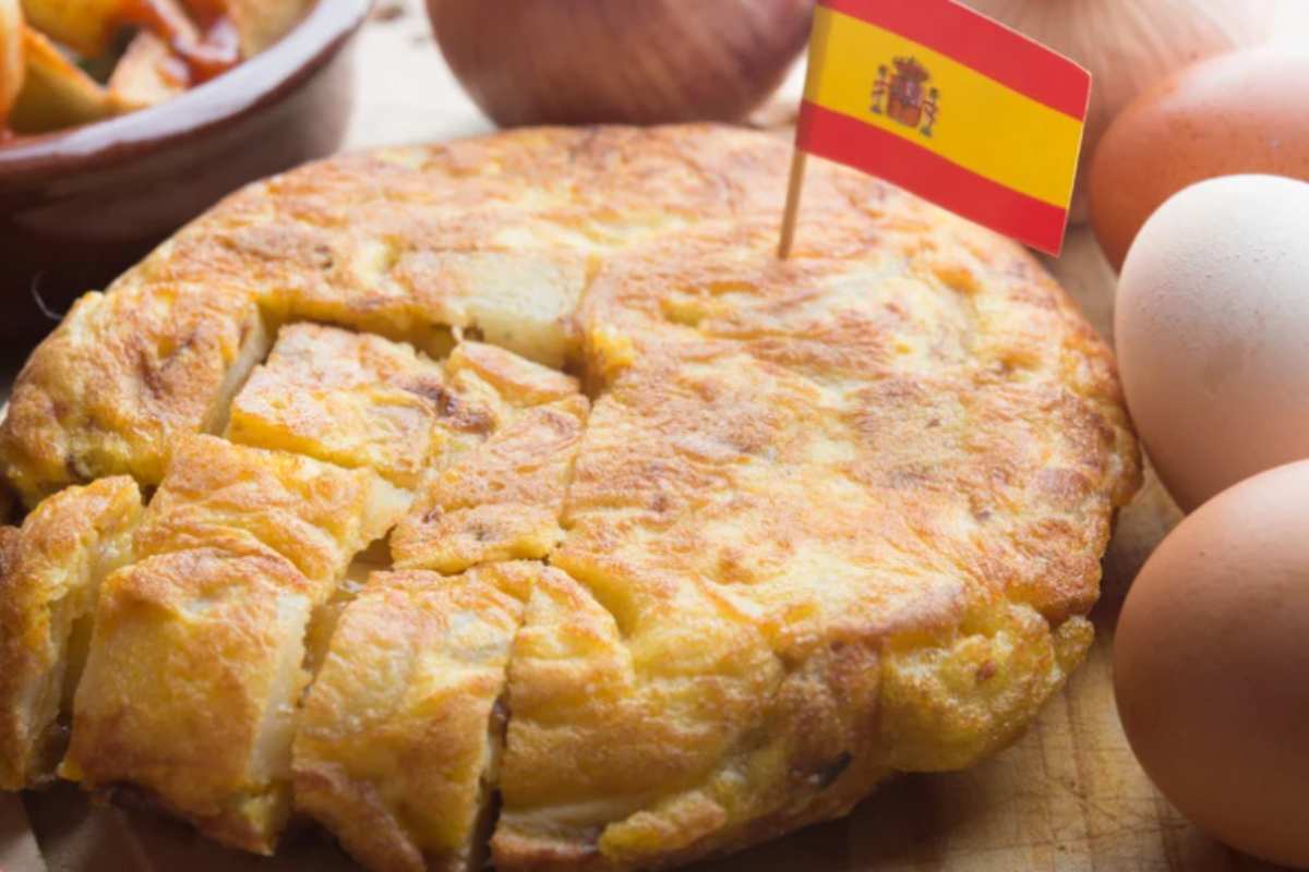 tortilla de patatas in un piatto con bandierina della spagna