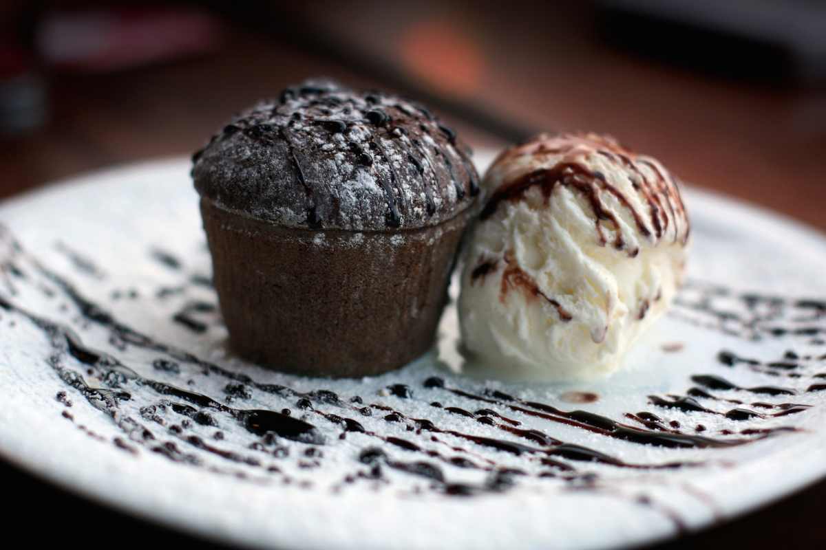 piatto con tortino al cioccolato con gelato