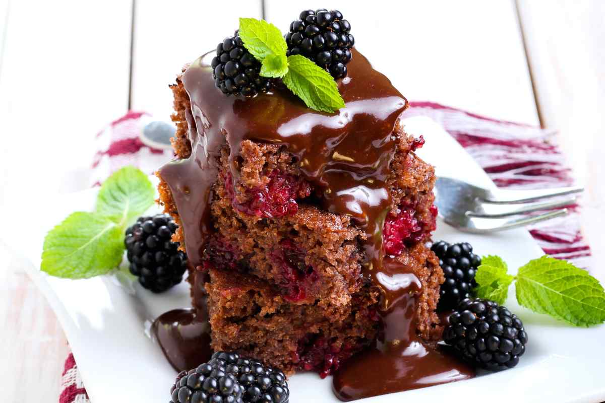 piattino di brownies al cioccolato e more