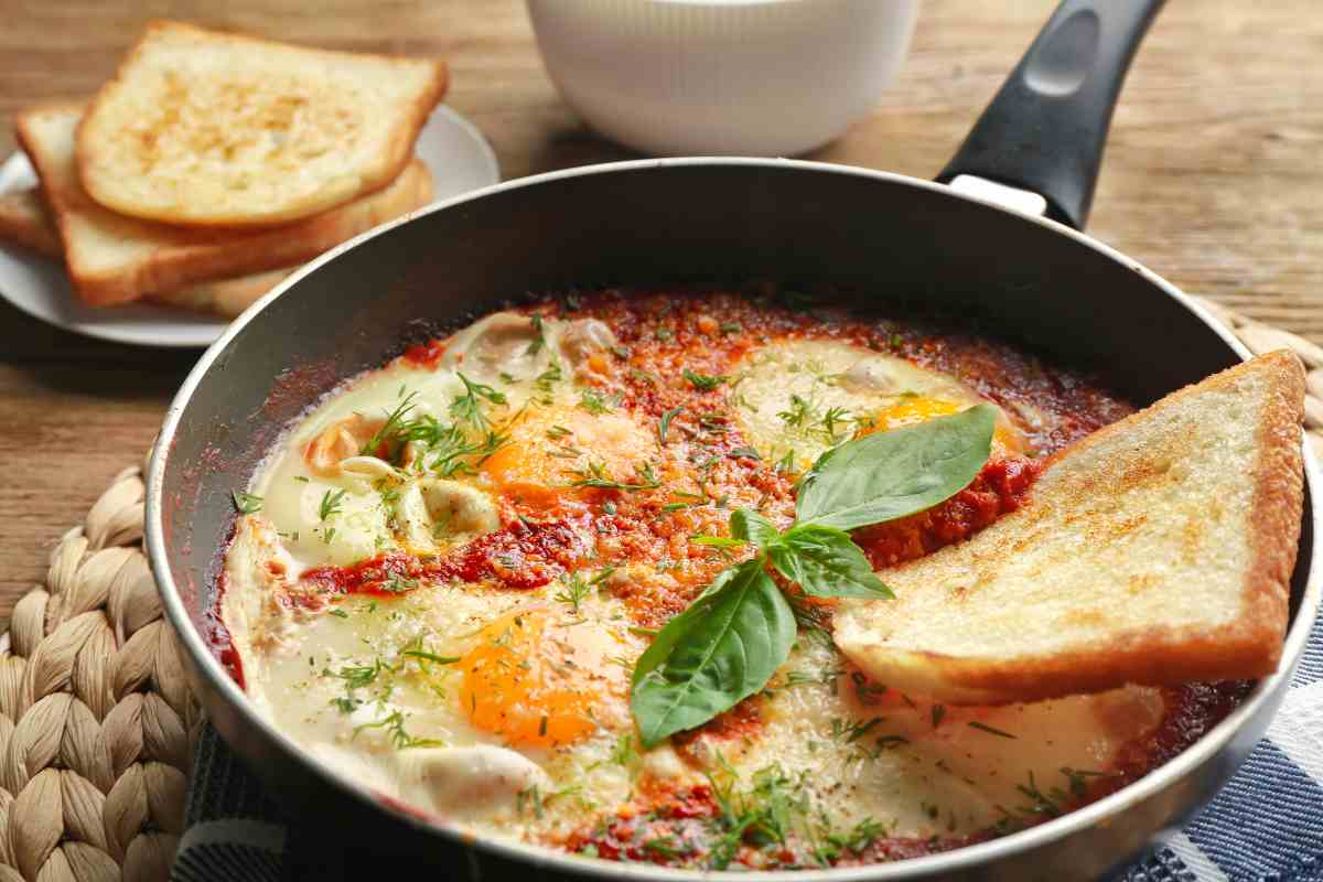 uova e pomodoro in padella