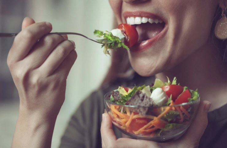 donna che mangia un insalata