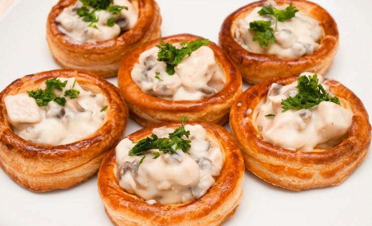 Vol au vent con farcitura di maionese, erbe aromatiche e gamberetti