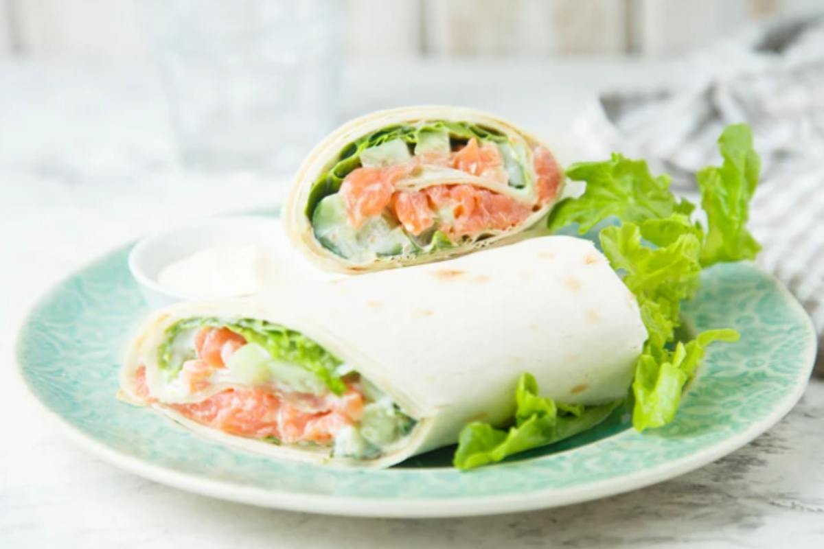 wrap al salmone tagliato a metà