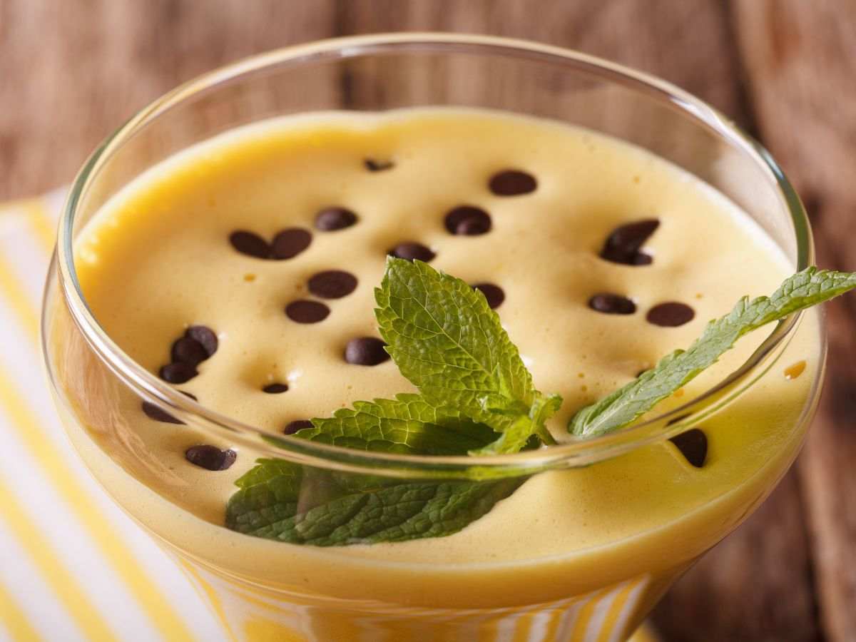 zabaione in una coppa con gocce di cioccolato