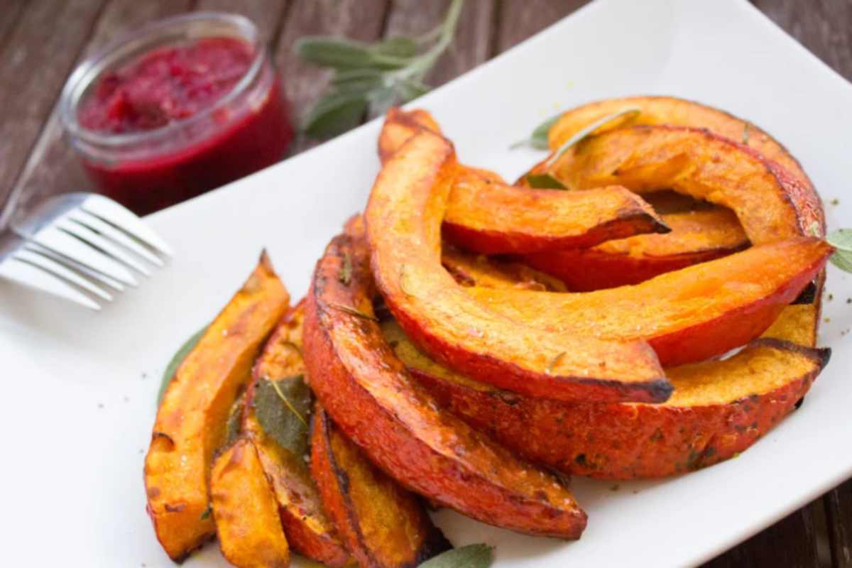 fette di zucca grigliata in vassoio con salsa al pomodoro in ciotola