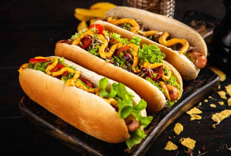 tre hot dog in un piatto