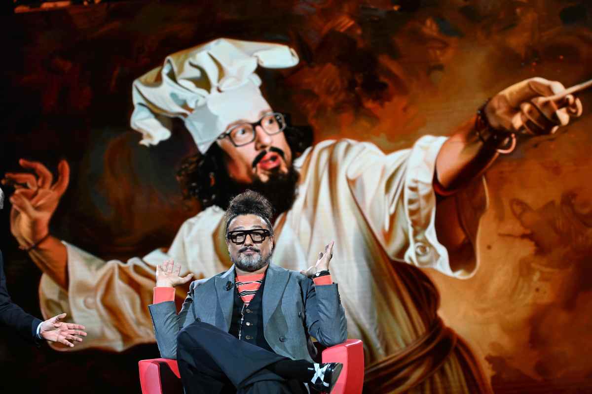 Alessandro Borghese con un suo ritratto alle spalle