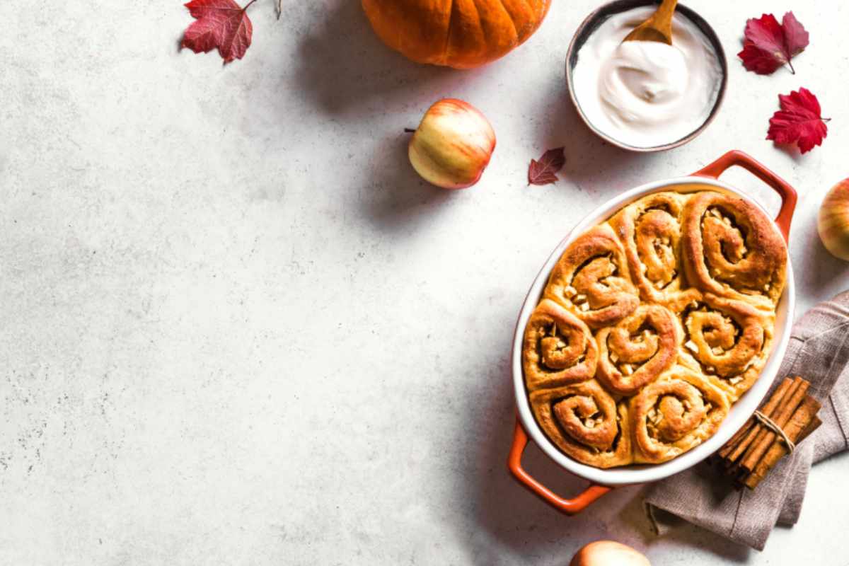 Panini dolci ripieni di mele in una pentola