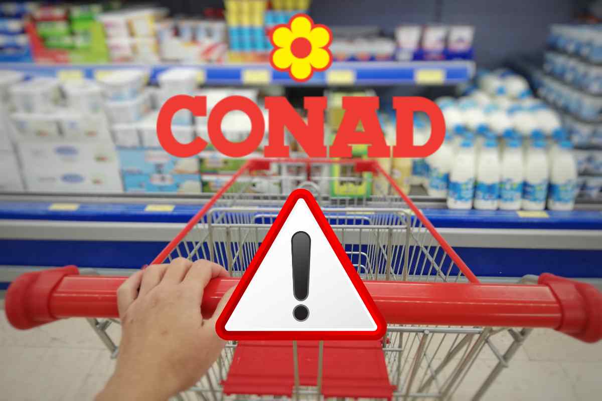 Un carrello al supermercato ed il logo Conad con segnale di pericolo