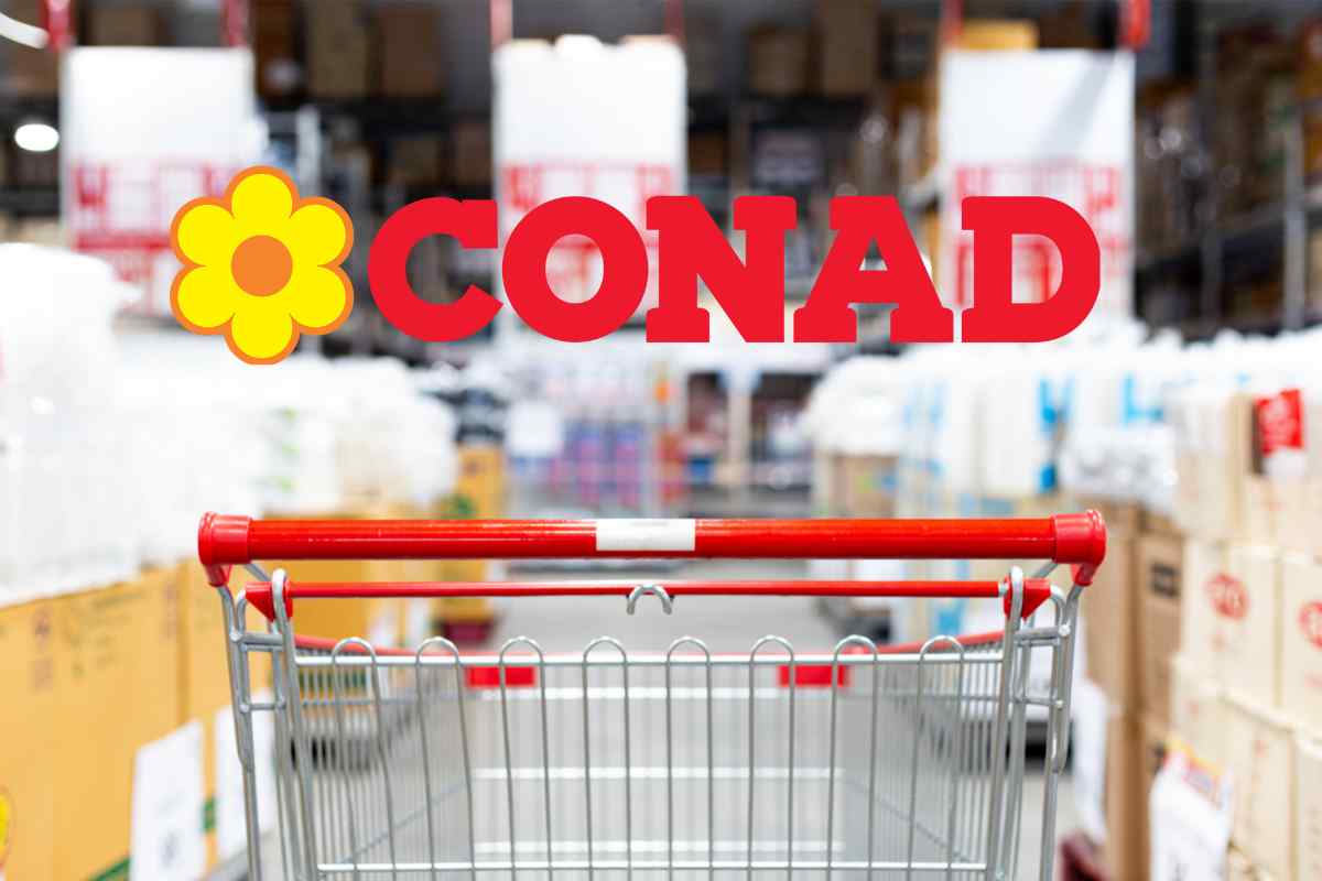 Un carrello della spesa ed il logo di Conad