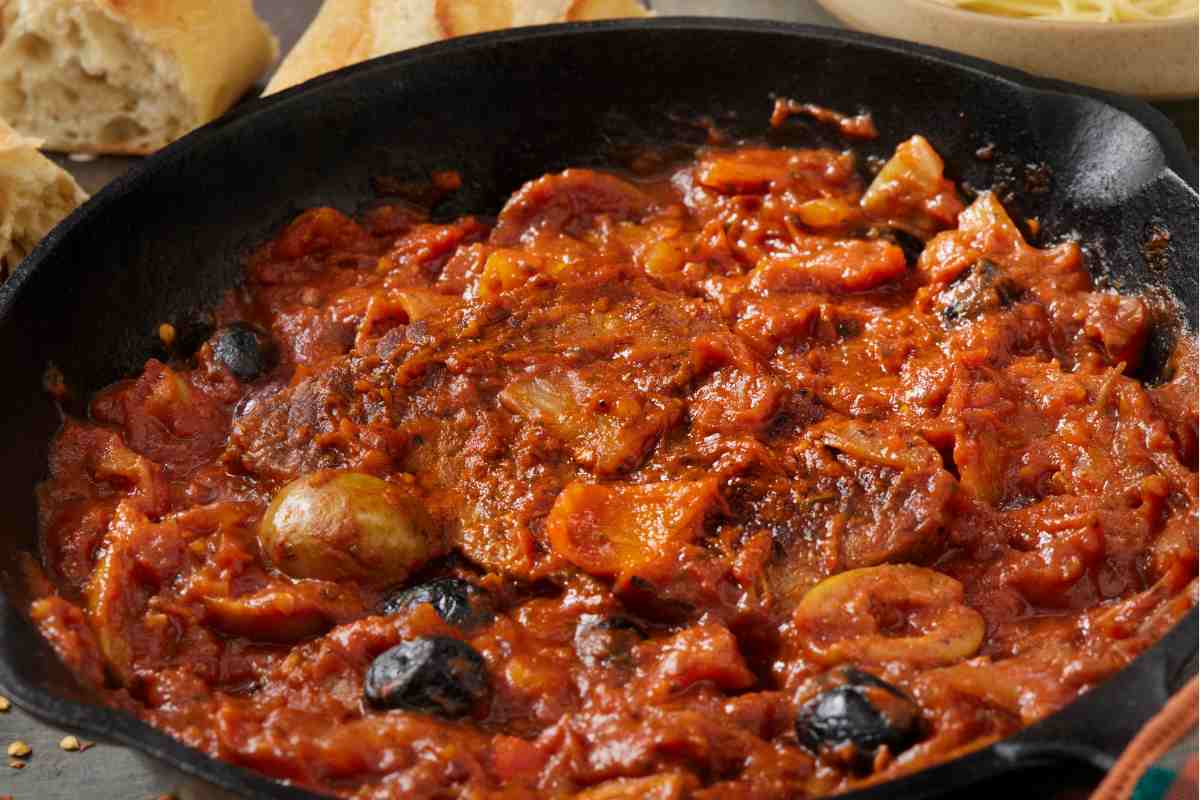 fettine di carne alla pizzaiola in una padella