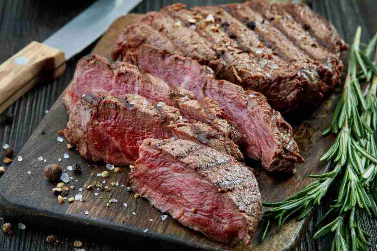 carne cotta sul tagliere