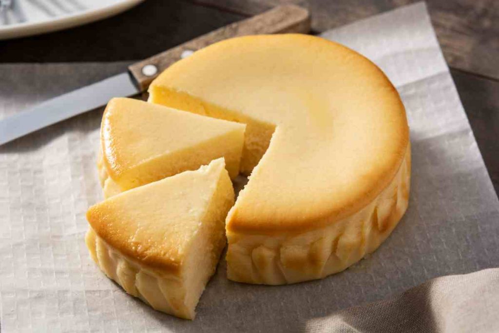 Cheesecake al forno tagliata vista dall'alto