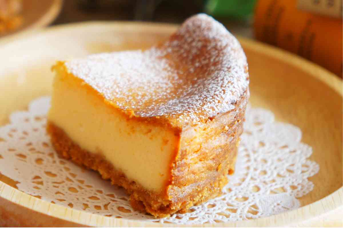 fetta di cheesecake cotta al forno in un piatto