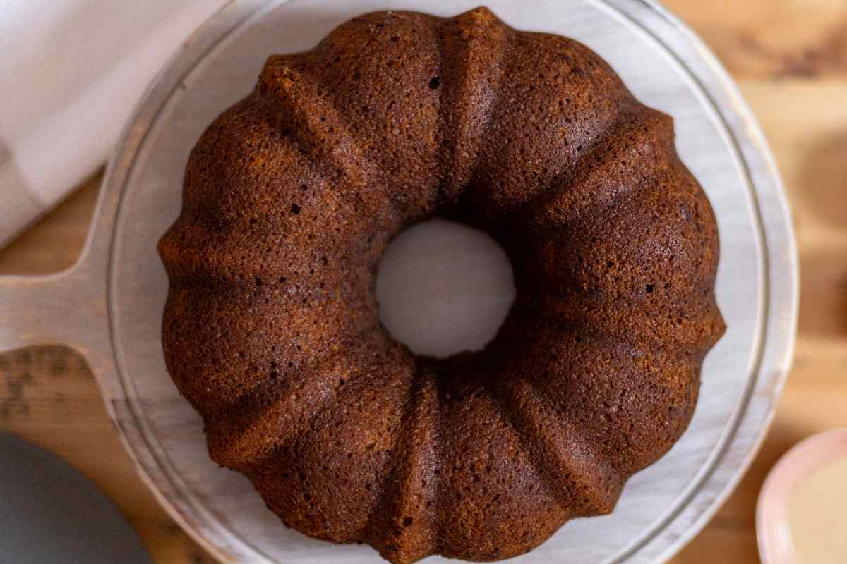 Un ciambellone al cacao su un tagliere visto dall'alto