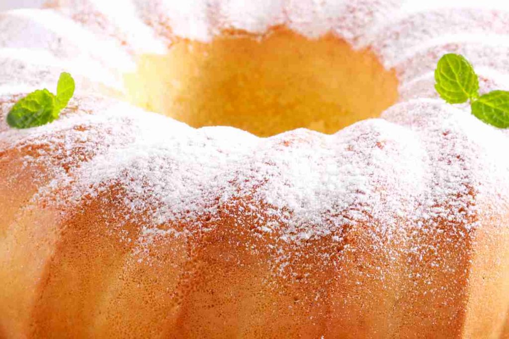 primo piano del ciambellone soffice spolverato con zucchero a velo