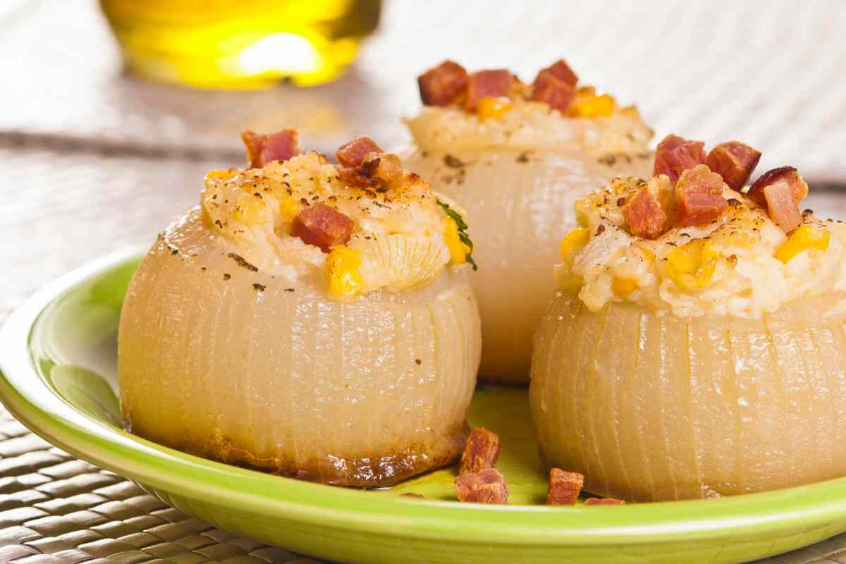 piatto con cipolle al forno farcite