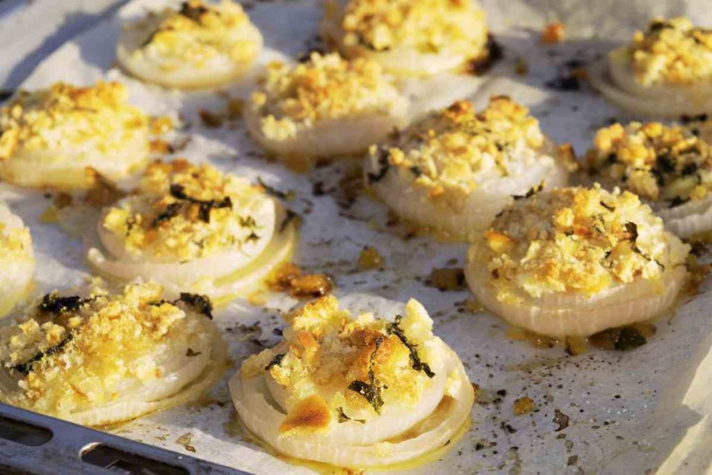 teglia con cipolle al forno coperte di pangrattato e briciole di pane