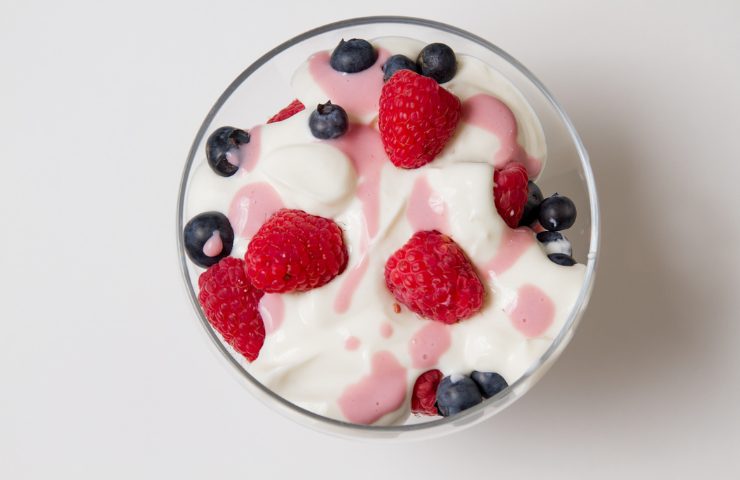Uno yogurt con frutta visto dall'alto