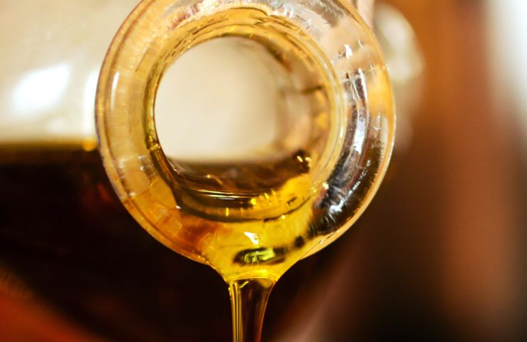 Olio da cucina mentre viene versato
