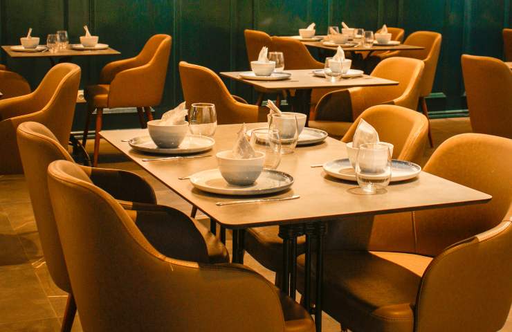 I tavoli all'interno di un ristorante