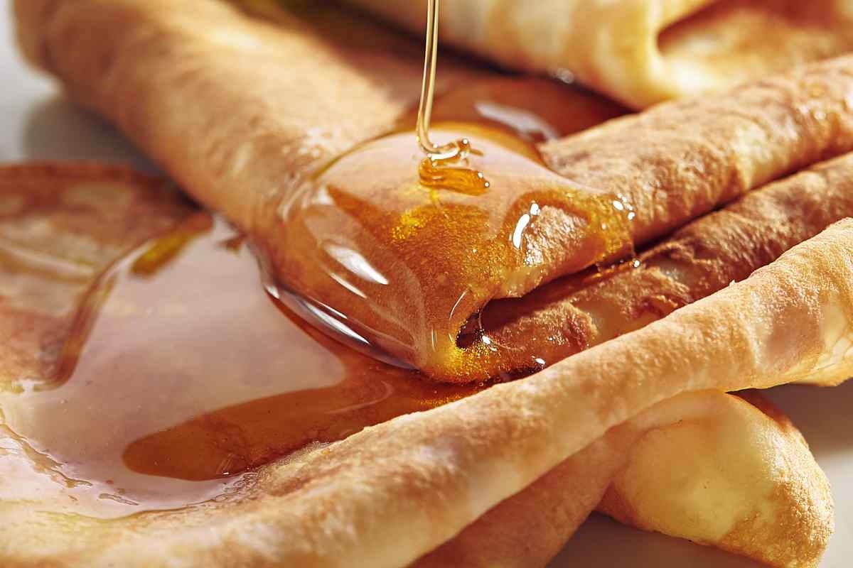 crepes con il miele colato viste da molto vicino