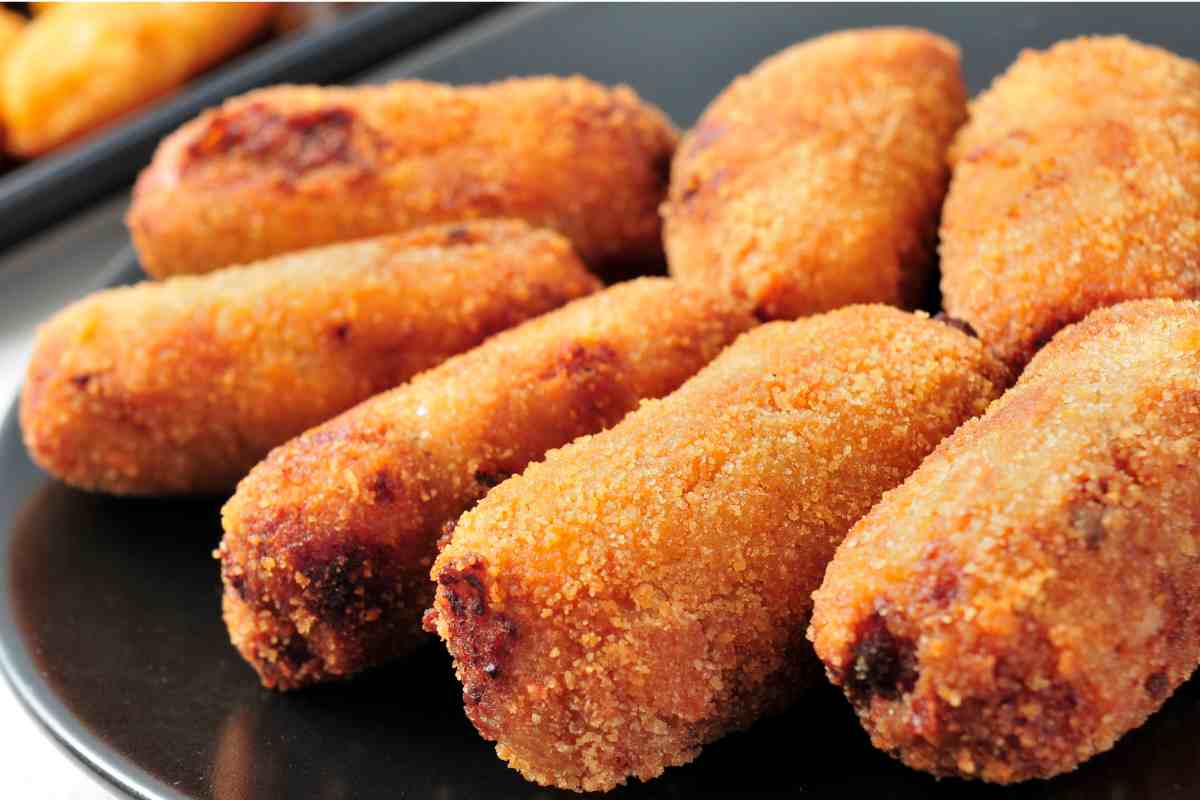 Delle crocchette farcite riposte in un piatto