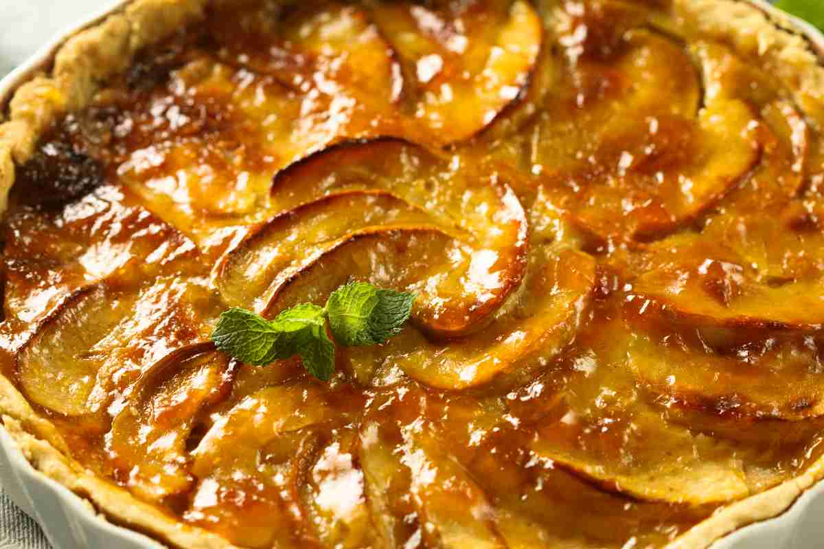 Crostata di mele e marmellata vista da vicino