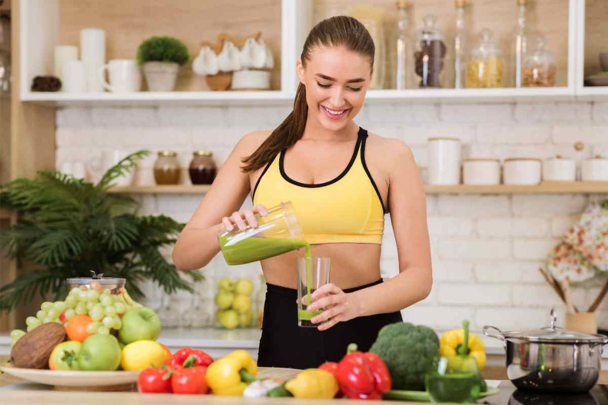 Una donna che sta per bere una bevanda detox