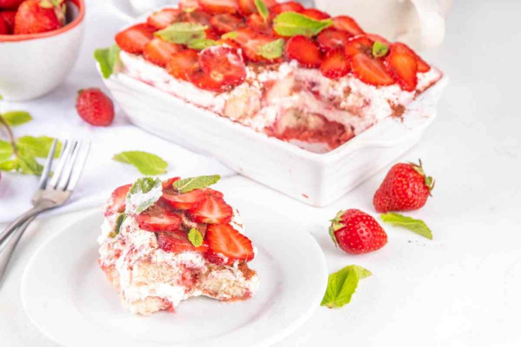 piatto e pirofila con il dolce con fragole e crema chantilly