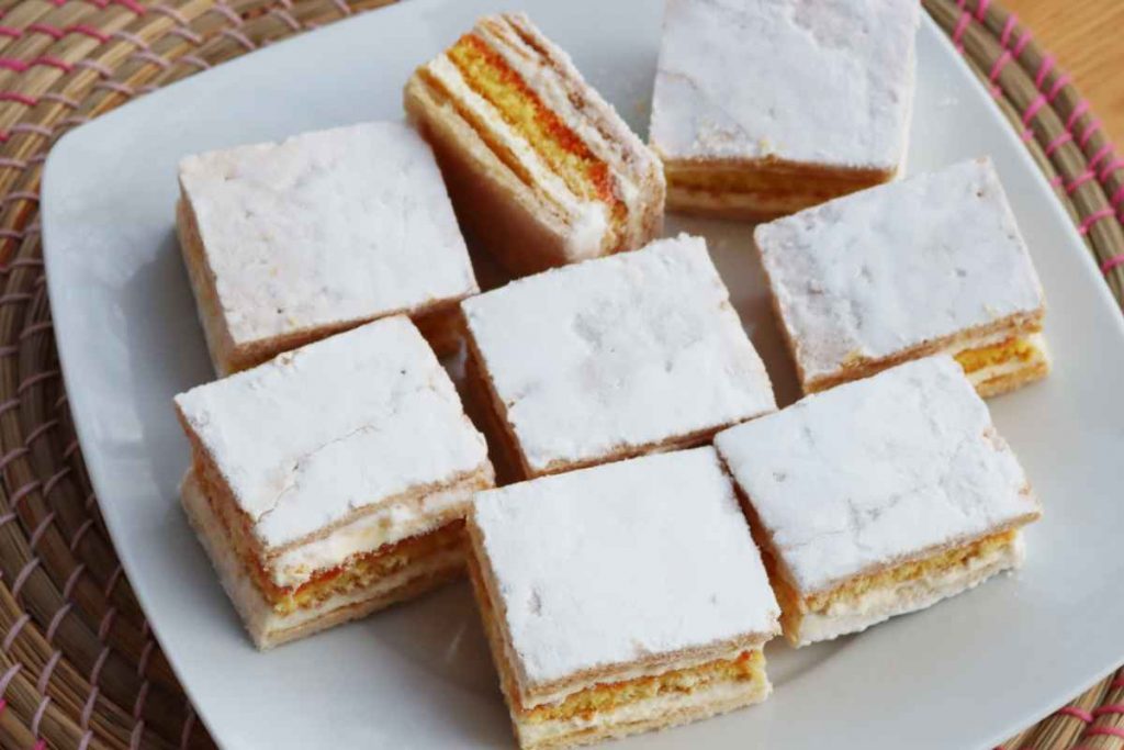 un piatto con tanti dolcetti diplomatici visti dall'alto