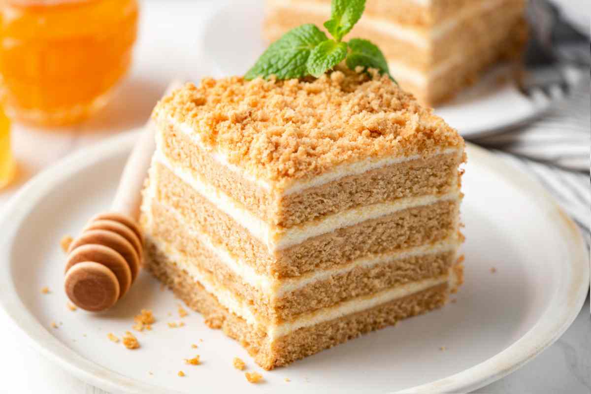 un quadrato di torta a strati farcito