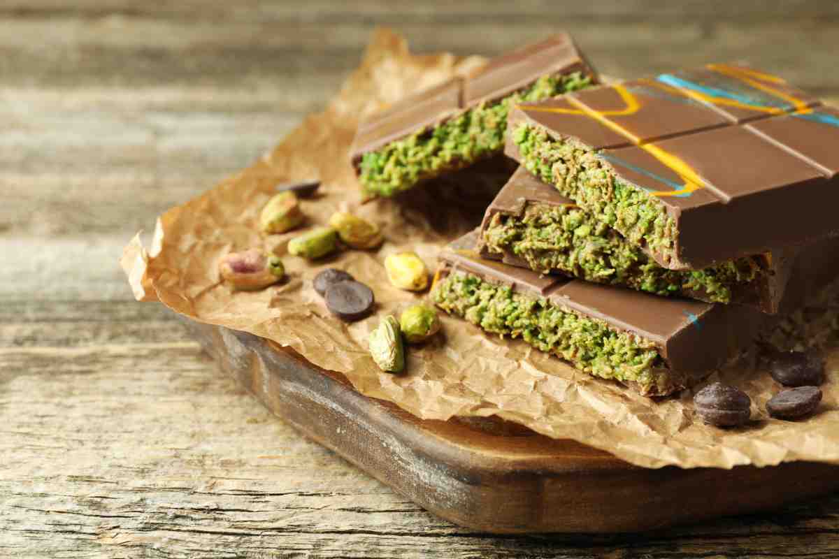 Dubai Chocolate a pezzi su un tagliere