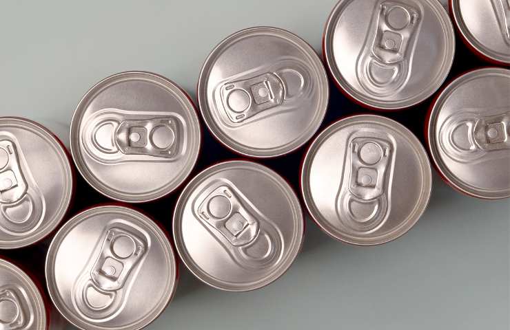 Degli energy drink in lattina