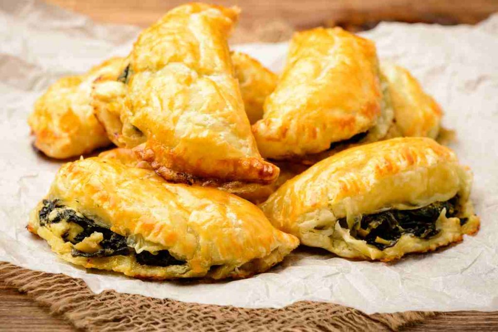 Fagottini di sfoglia in friggitrice ad aria su una carta da cucina