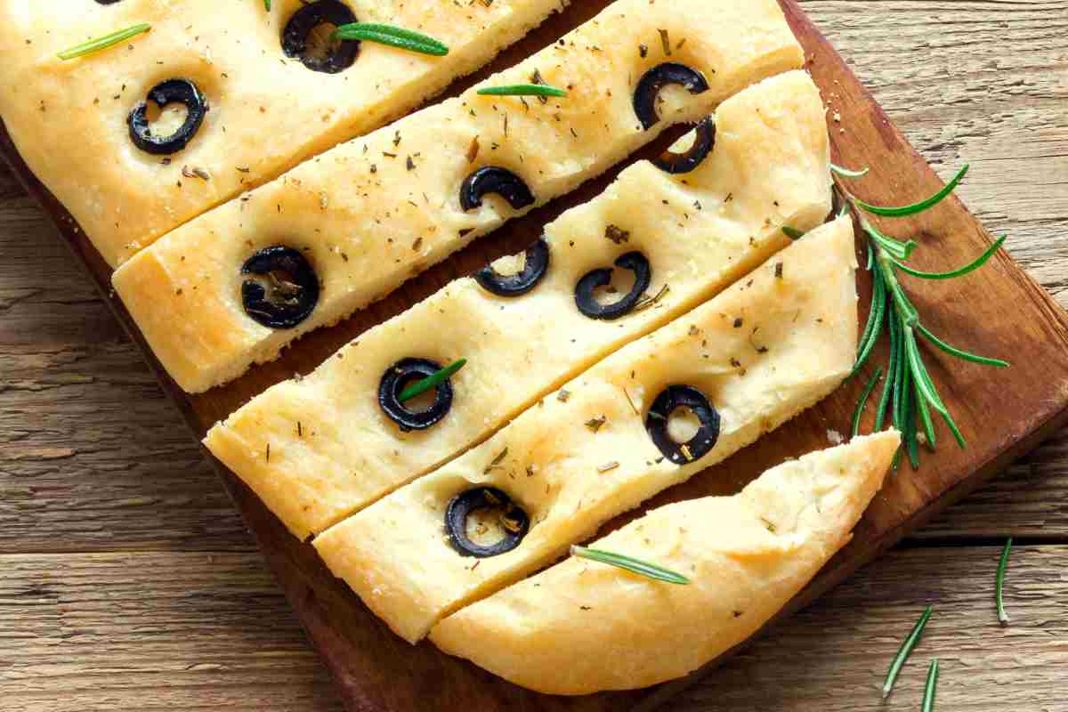 Una focaccia olive e rosmarino tagliata a fette